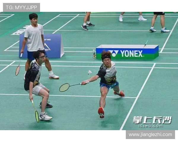 全国锦标赛回顾：成都羽毛球队默契配合展现实力与团队精神